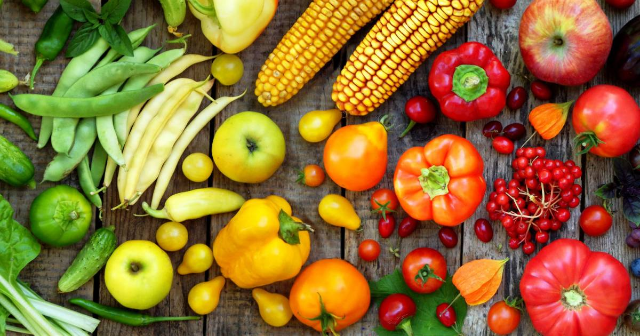 Farbenfrohe-Früchte-und-Gemüse-auf-einem-Tisch