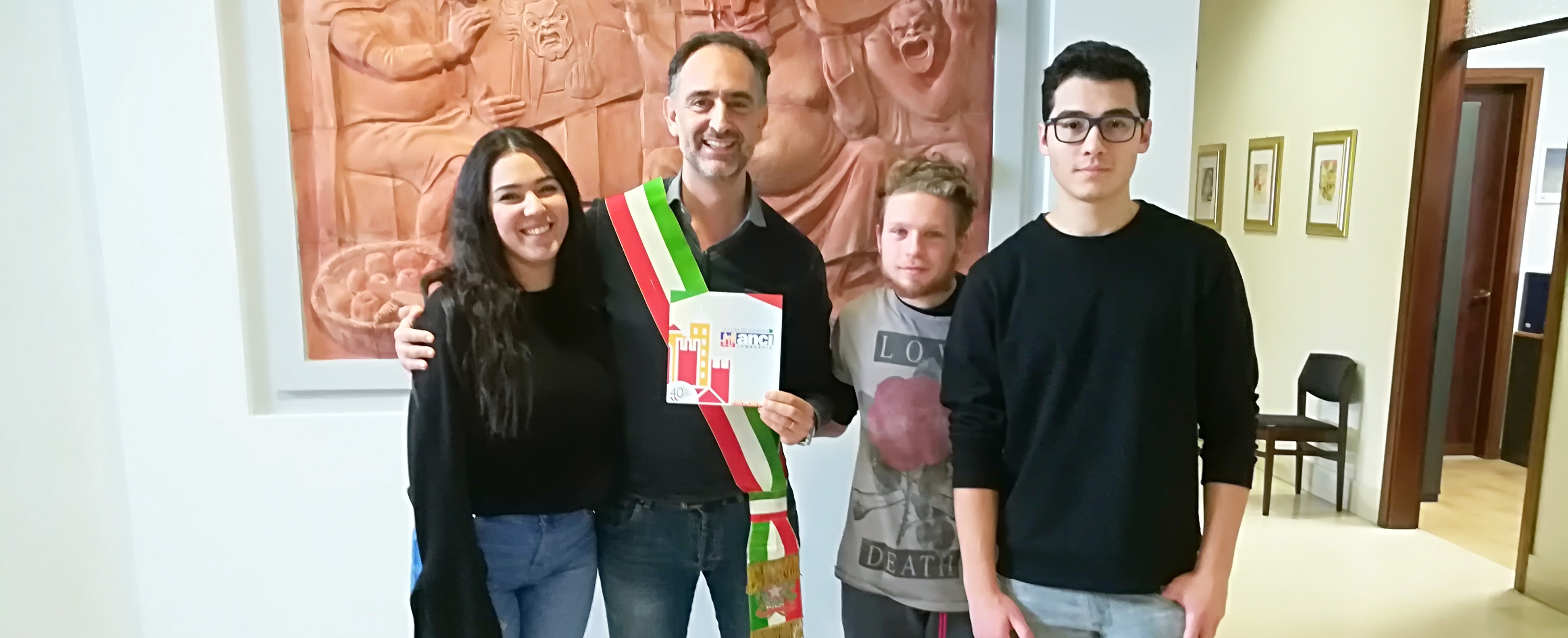 I volontari del Servizio Civile donano una targa al sindaco